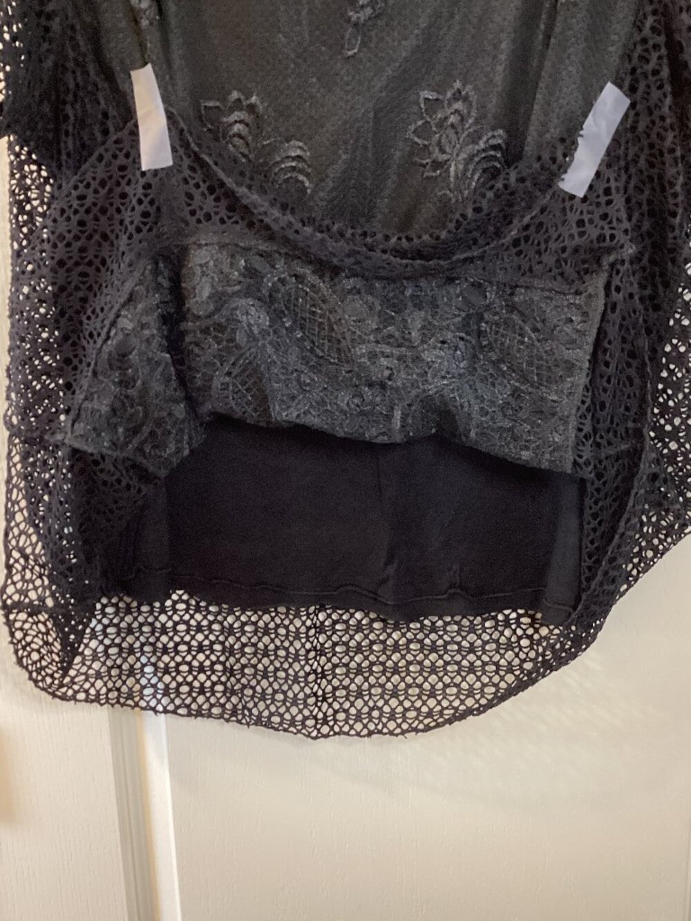 Alexander Women's Black Intricate Floral Embroidery Short Sleeve Top Size XL - Picture 4 of 6